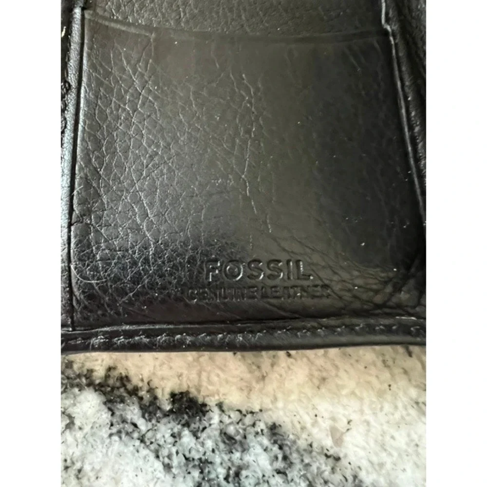 Fossil Trifold Wallet Mens OS Black Good Leather Zippered Pocket Logo Plate